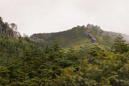 権現小屋と権現岳を望遠