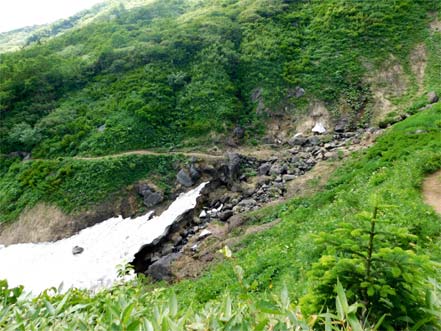 雪渓に大きな落石