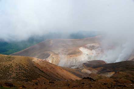 雌阿寒岳頂上から