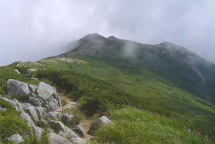 前方に飯豊本山小屋