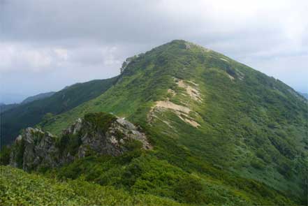 御秘所、草履塚を望む