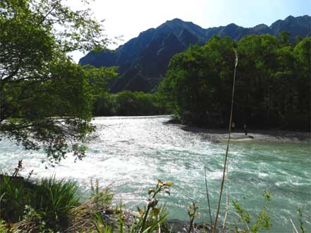 六百山と梓川