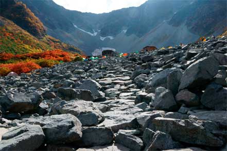 涸沢キャンプ場の岩場