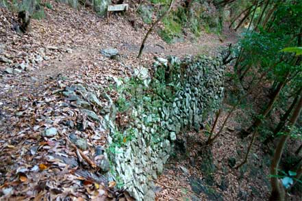 野面乱層積みの石垣