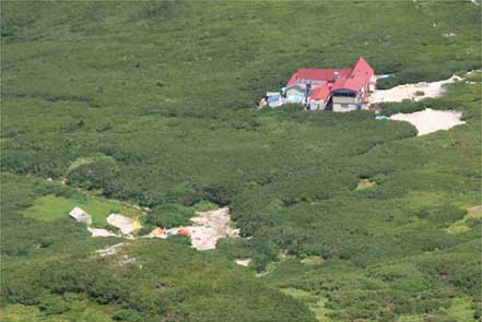 三俣蓮華岳キャンプ場と三俣山荘（ズーム）