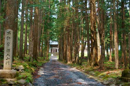 円通律寺前