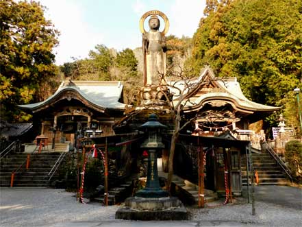 右　本堂、中央　薬師如来像、左　大師堂