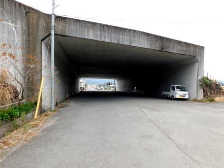 高速道路の下
