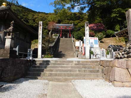 稲荷神社への石段