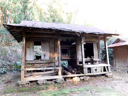 朽ちている建物？