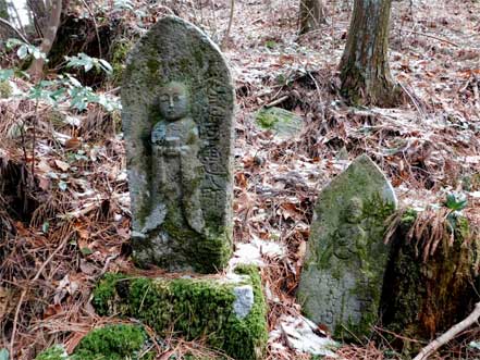 従是岩屋迄八町石