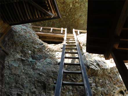 岩屋への梯子