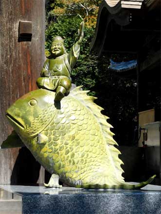 鯛に乗った恵比寿様像