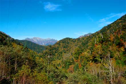 穂高岳と右は霞沢岳？