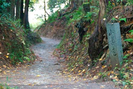 石の道しるべ