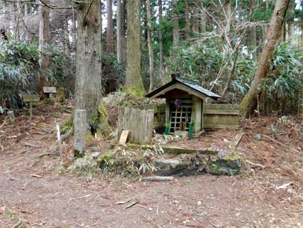 東摩尼山